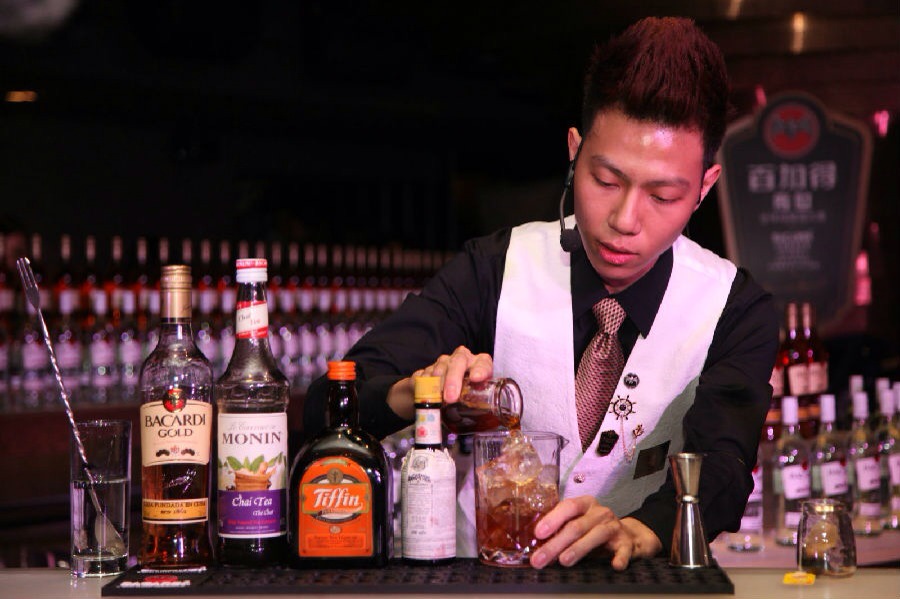 深圳寶安餐吧招聘調(diào)酒師一名，薪資（5500-7000）