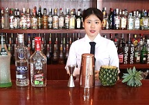 【佛山展翅調酒咖啡西點培訓學?！颗{酒師燕子